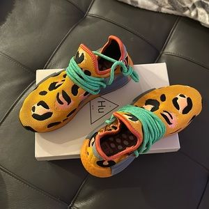 Pharrell Williams Addidas in yellow leopard brand new never worn. Men’s size 5